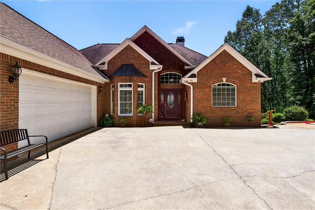 a view of a pathway with a house
