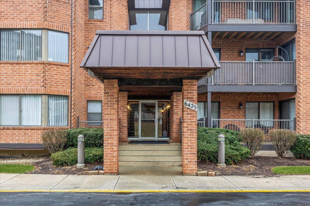 6425 Clarendon Hills Road, Unit 211 Willowbrook, IL 60527 - Photo 1 of 25