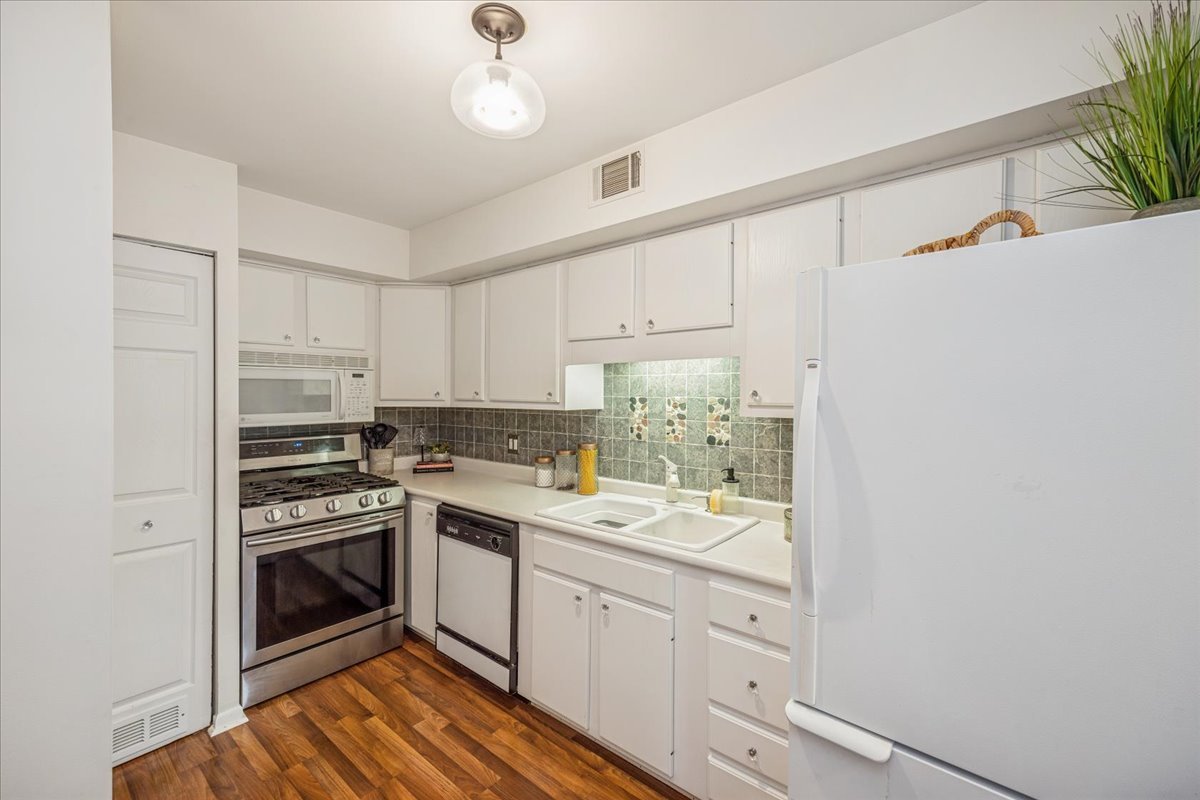 6425 Clarendon Hills Road, Unit 211 Willowbrook, IL 60527 - Photo 4 of 25