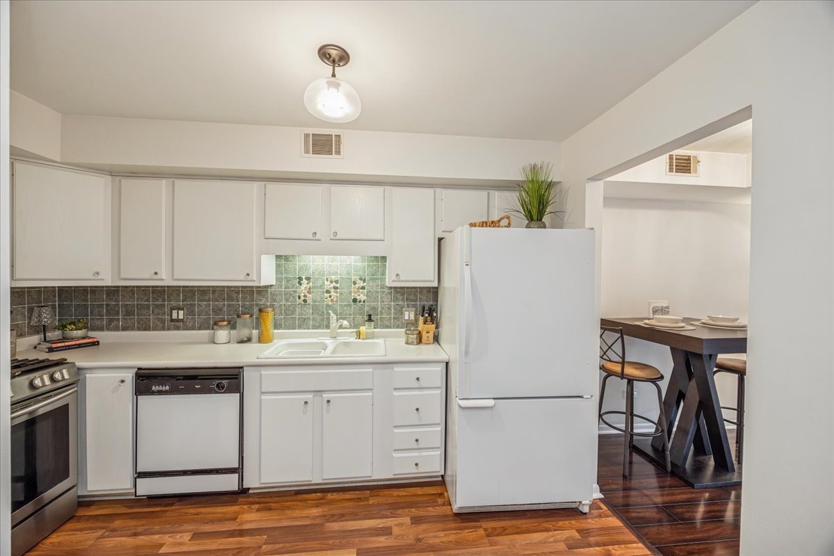 6425 Clarendon Hills Road, Unit 211 Willowbrook, IL 60527 - Photo 5 of 25