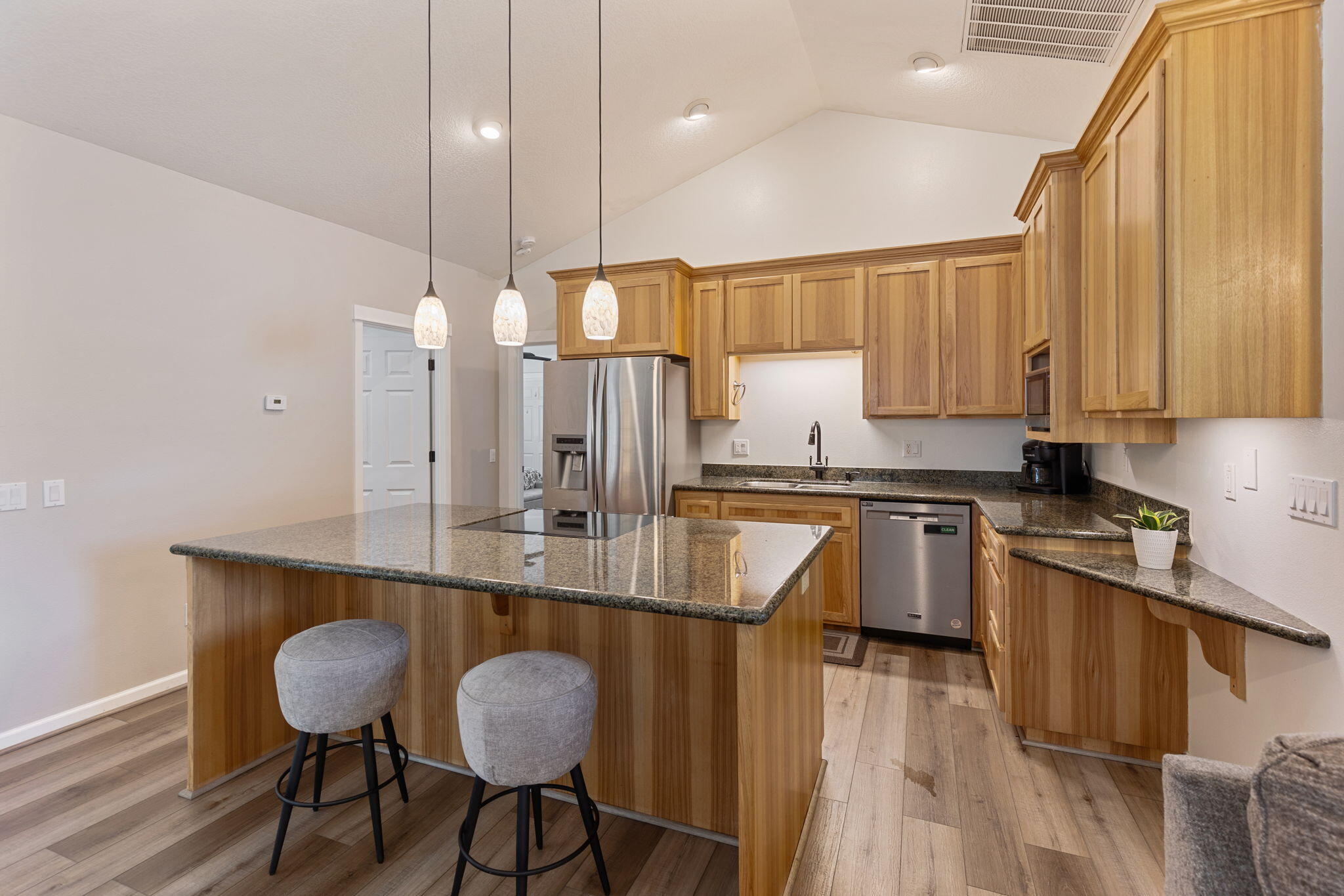 201 Southeast Yorktown Road Grants Pass, OR 97527 - Photo 13 of 43 11-web-or-mls-201-se-yorktown-rd