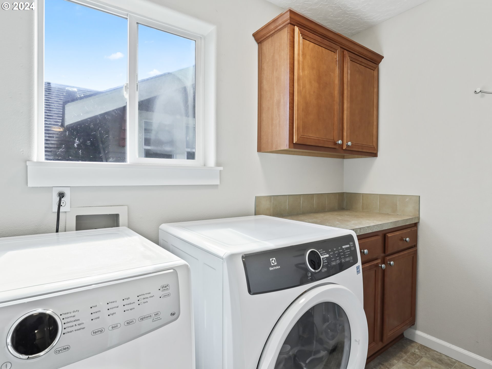 6924 Southeast Boise Street Portland, OR 97206 - Photo 36 of 45 a utility room with dryer and washer