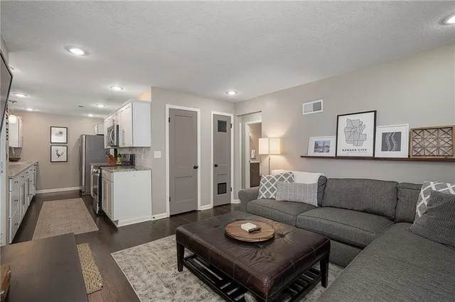 $250,000 | 7613 Locust Street, Kansas City, MO 64131