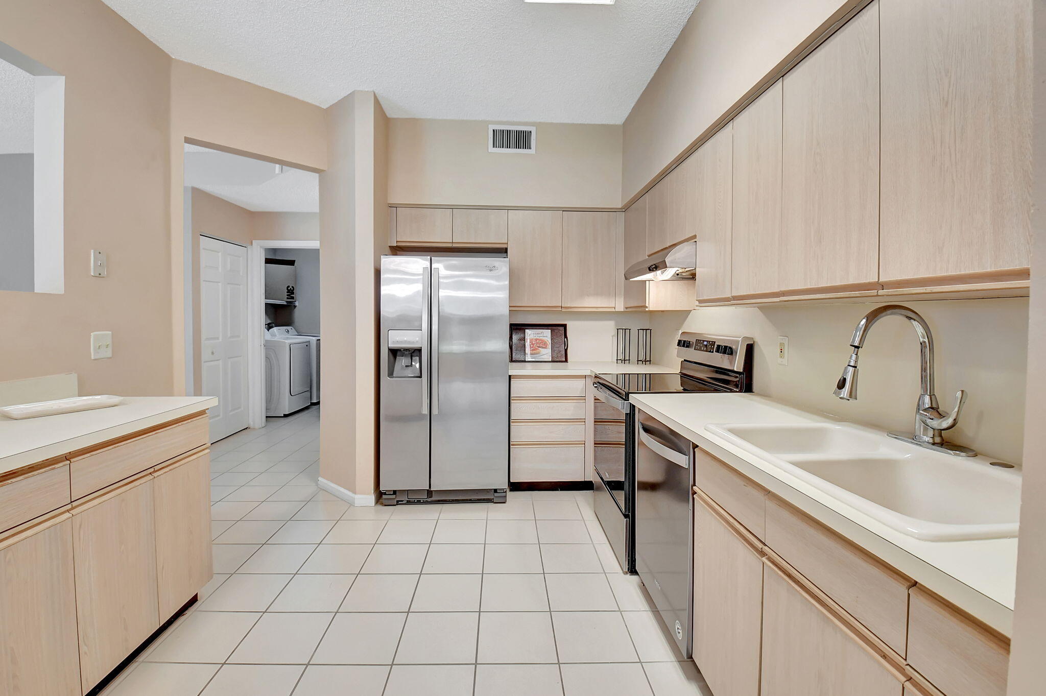 5770 Coach House Circle, Unit D Boca Raton, FL 33486 - Photo 19 of 52 SPACIOUS KITCHEN