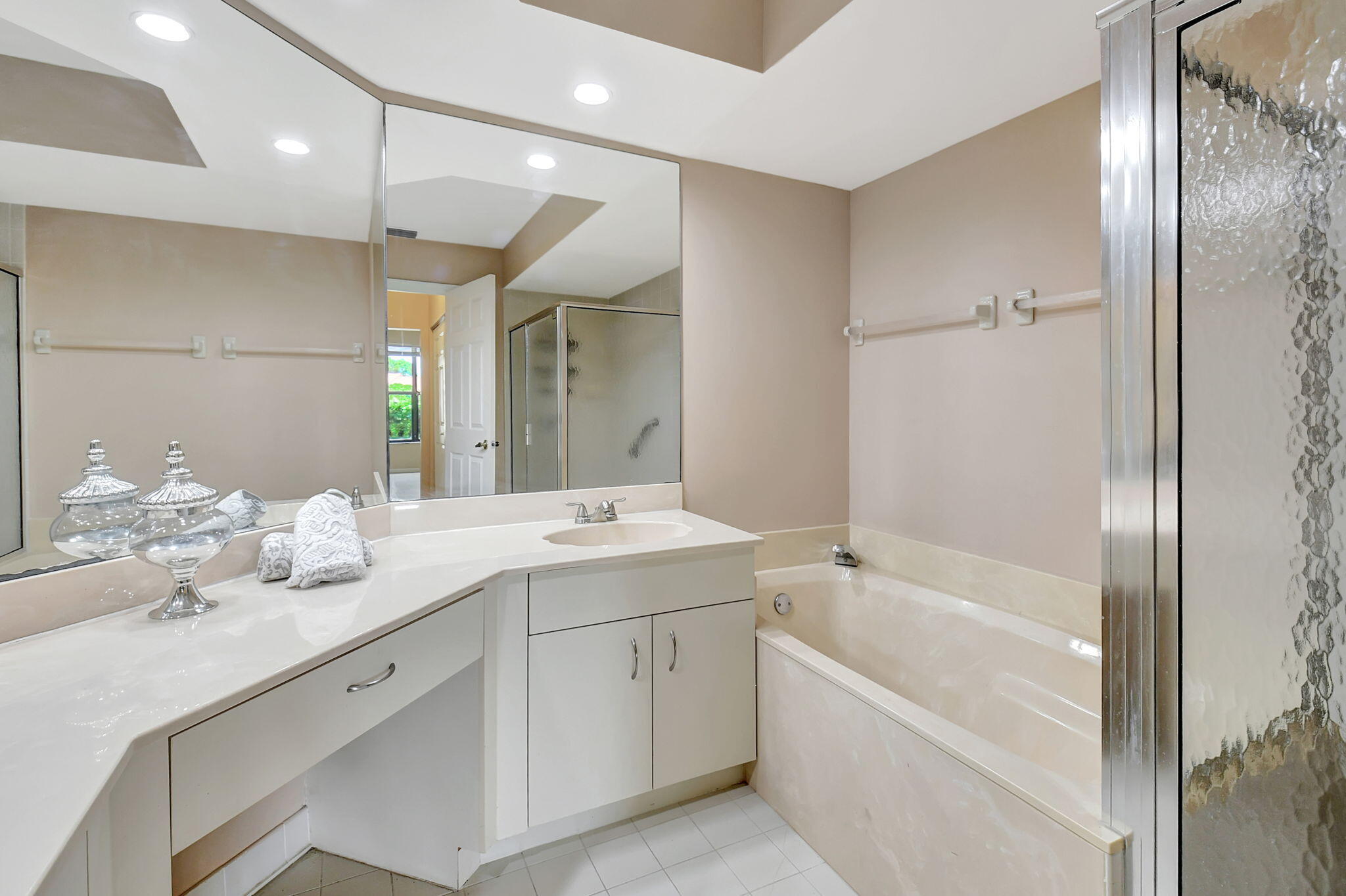 5770 Coach House Circle, Unit D Boca Raton, FL 33486 - Photo 28 of 52 SOAKING TUB