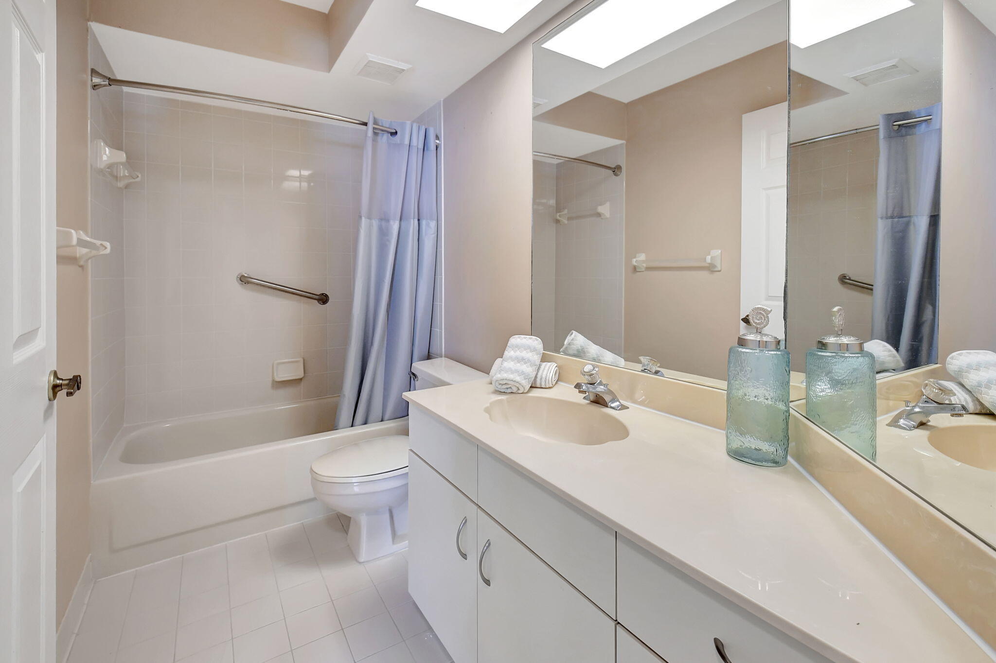 5770 Coach House Circle, Unit D Boca Raton, FL 33486 - Photo 34 of 52 GUEST BATH WITH SHOWER/TUB