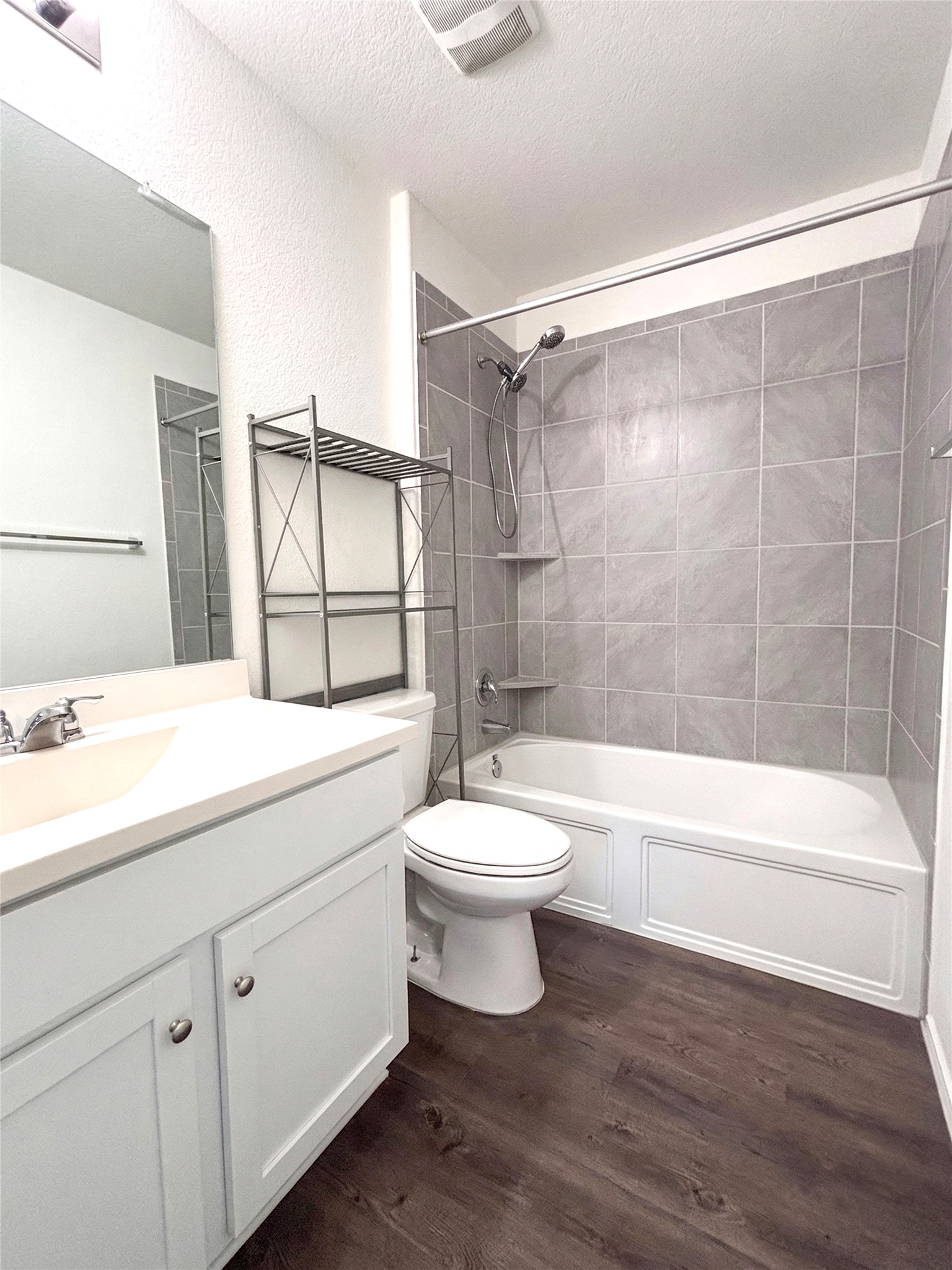 113 Star Pass Jarrell, TX 76537 - Photo 19 of 25 Full Guest Bath
