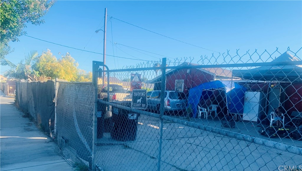 a view of a backyard