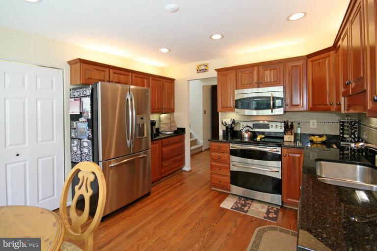 8819 Shadowlake Way Springfield, VA 22153 - Photo 17 of 29 Kitchen