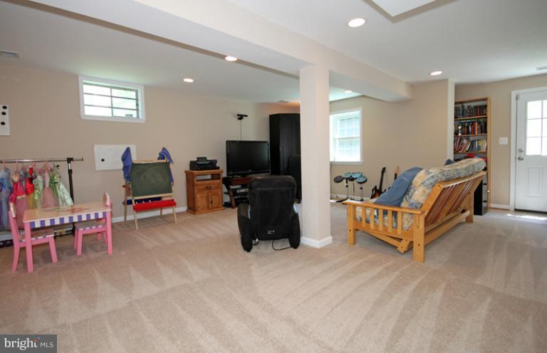 8819 Shadowlake Way Springfield, VA 22153 - Photo 3 of 29 Interior (General)