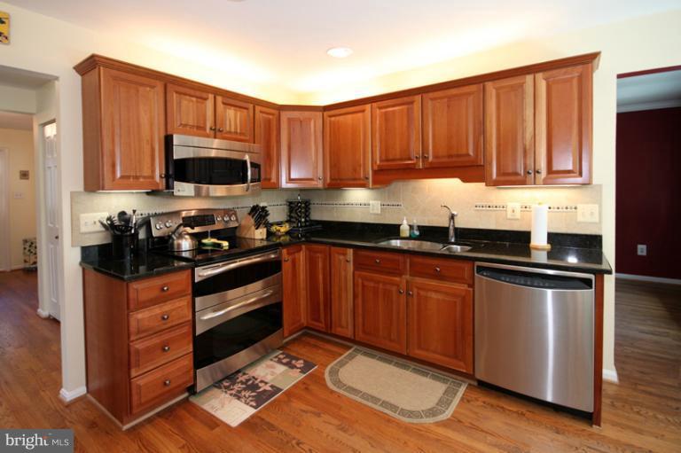 8819 Shadowlake Way Springfield, VA 22153 - Photo 6 of 29 Kitchen