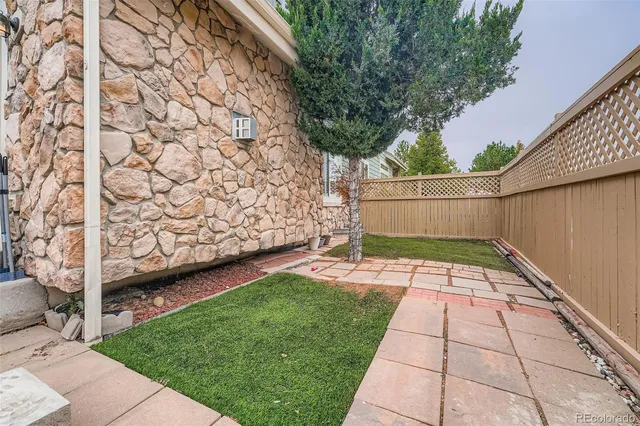 a view of yard with pathway