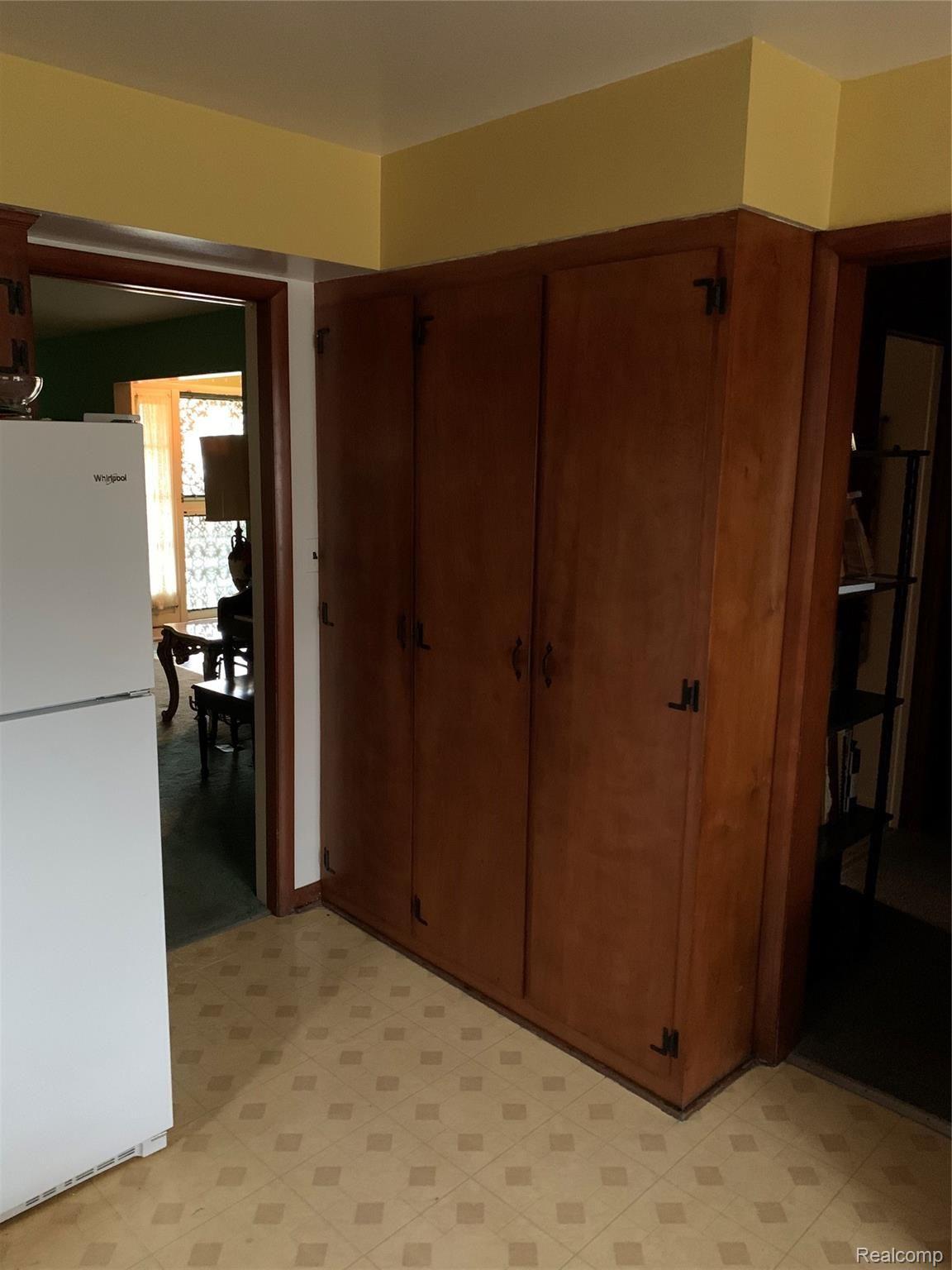 181 Riverside Drive Detroit, MI 48215 - Photo 4 of 10 4851E364-C5B4-4301-8BF6-7CB1AFA63949.jpeg