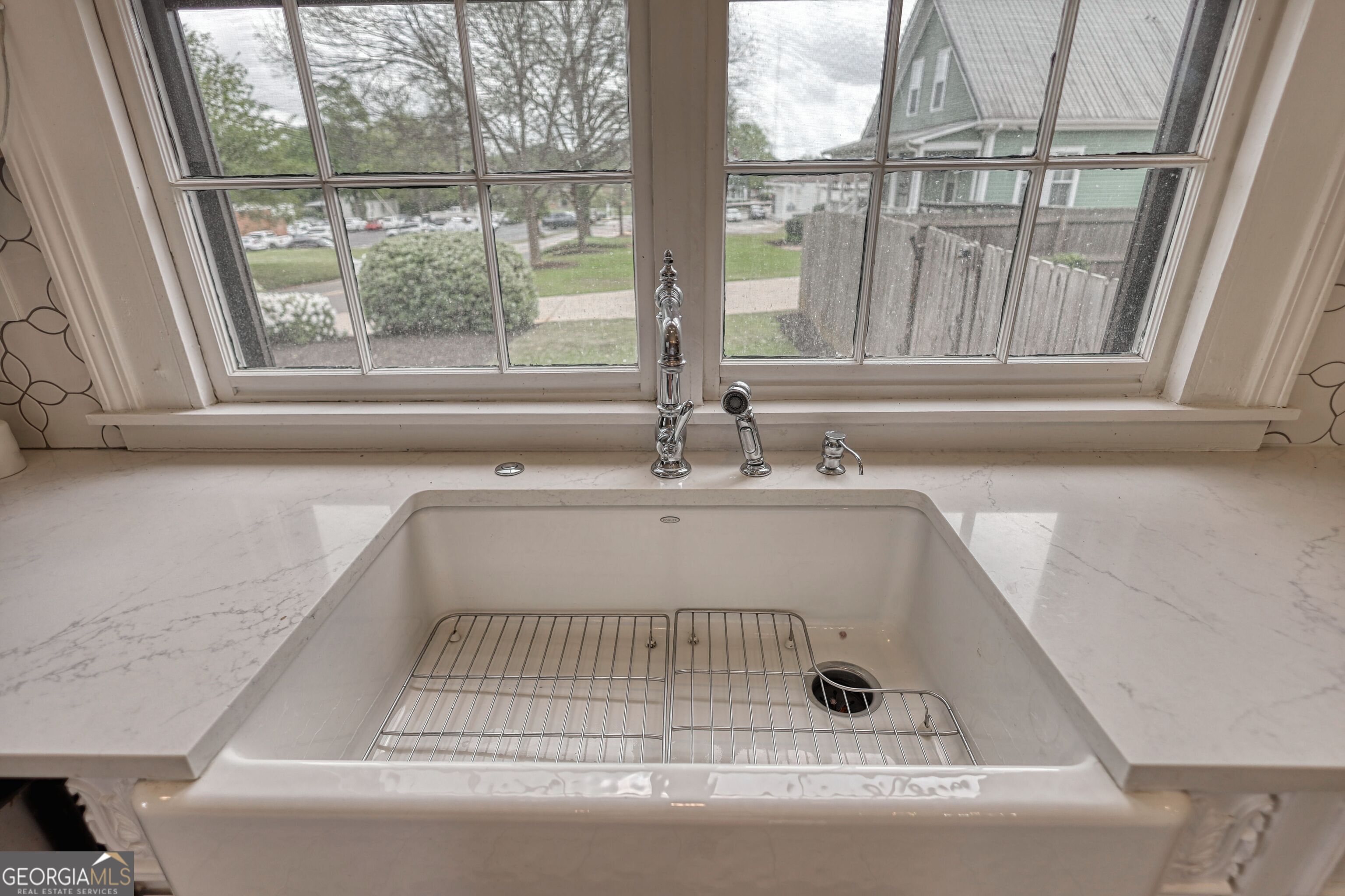 172 North 2nd Street Madison, GA 30650 - Photo 24 of 69 a bathroom with a bathtub