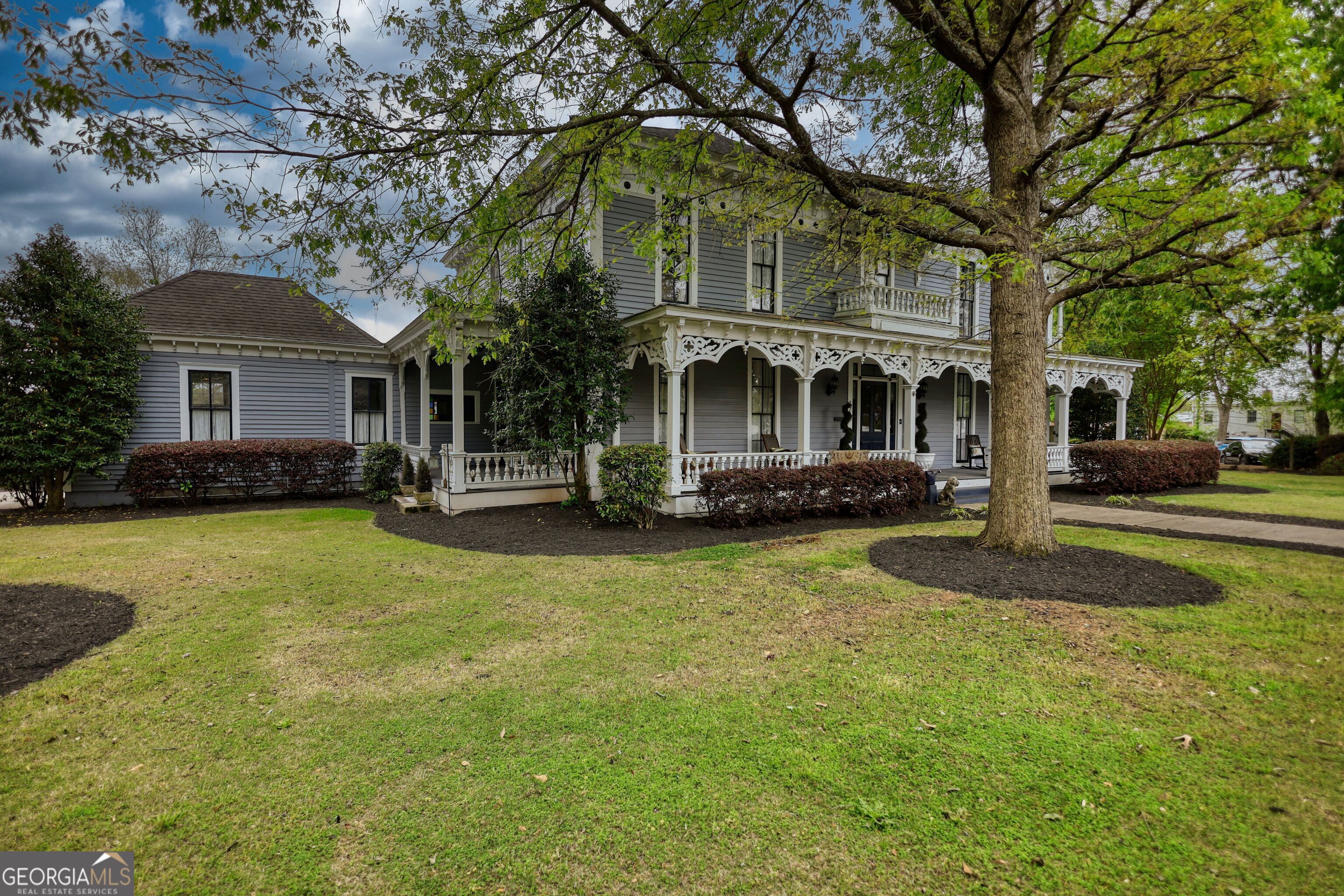 172 North 2nd Street Madison, GA 30650 - Photo 4 of 69 a front view of house with yard and green space