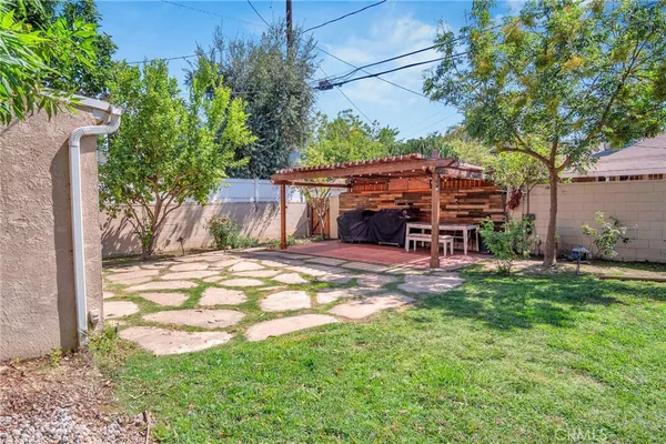 a view of a house with backyard and sitting area