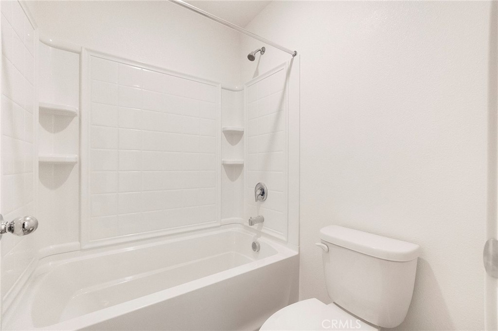 881 Bertino Place Chico, CA 95973 - Photo 33 of 55 a bathroom with a toilet and a bathtub