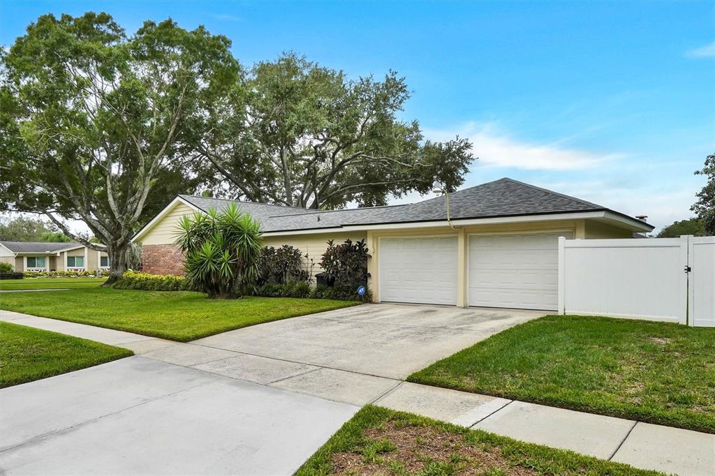 11816 Lipsey Road Tampa, FL 33618 - Photo 4 of 50