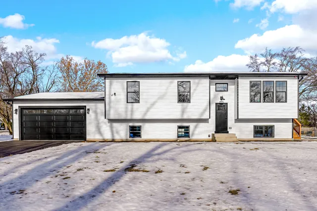 $475,000 | 17830 West Winnebago Drive, Grayslake, IL 60030