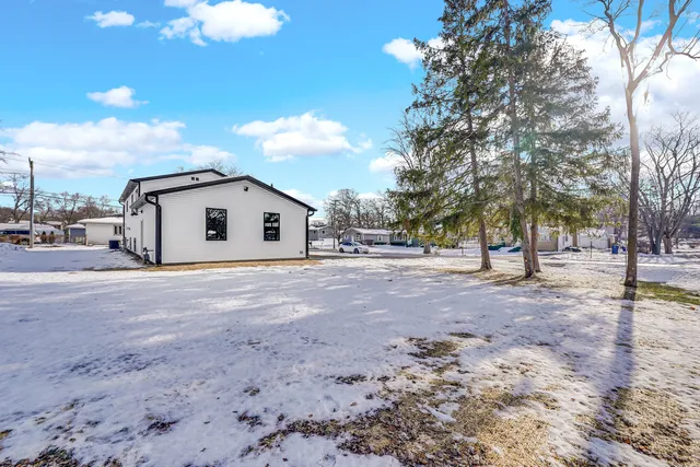 $475,000 | 17830 West Winnebago Drive, Grayslake, IL 60030