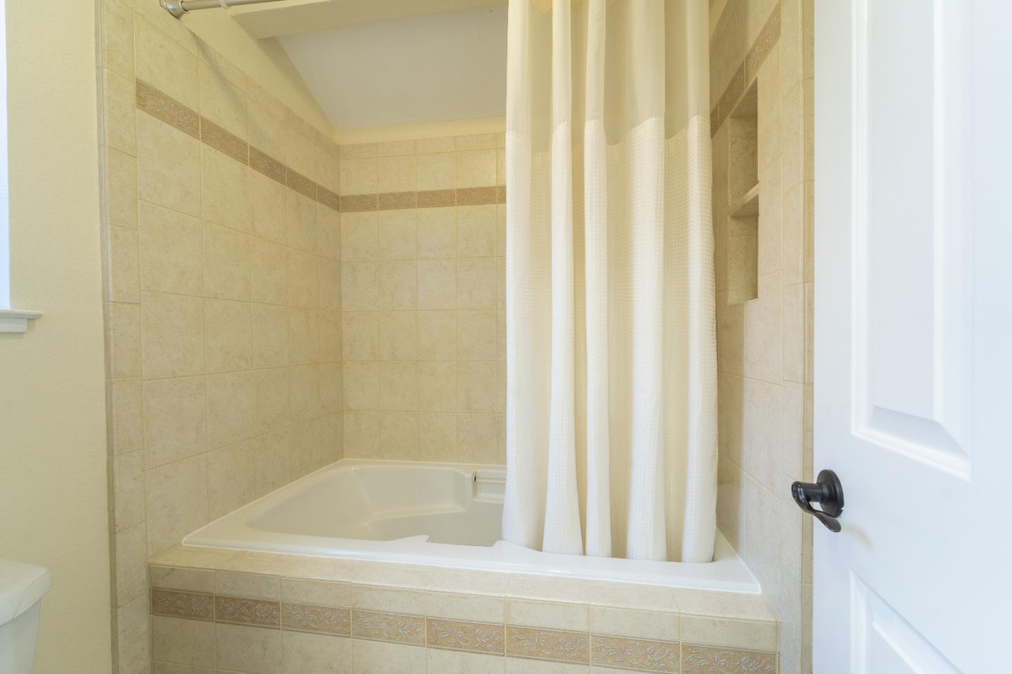 808 Hamilton Avenue Milpitas, CA 95035 - Photo 18 of 41 a bathroom with a bathtub