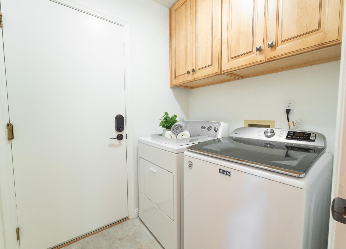 808 Hamilton Avenue Milpitas, CA 95035 - Photo 26 of 41 a utility room with dryer and washer