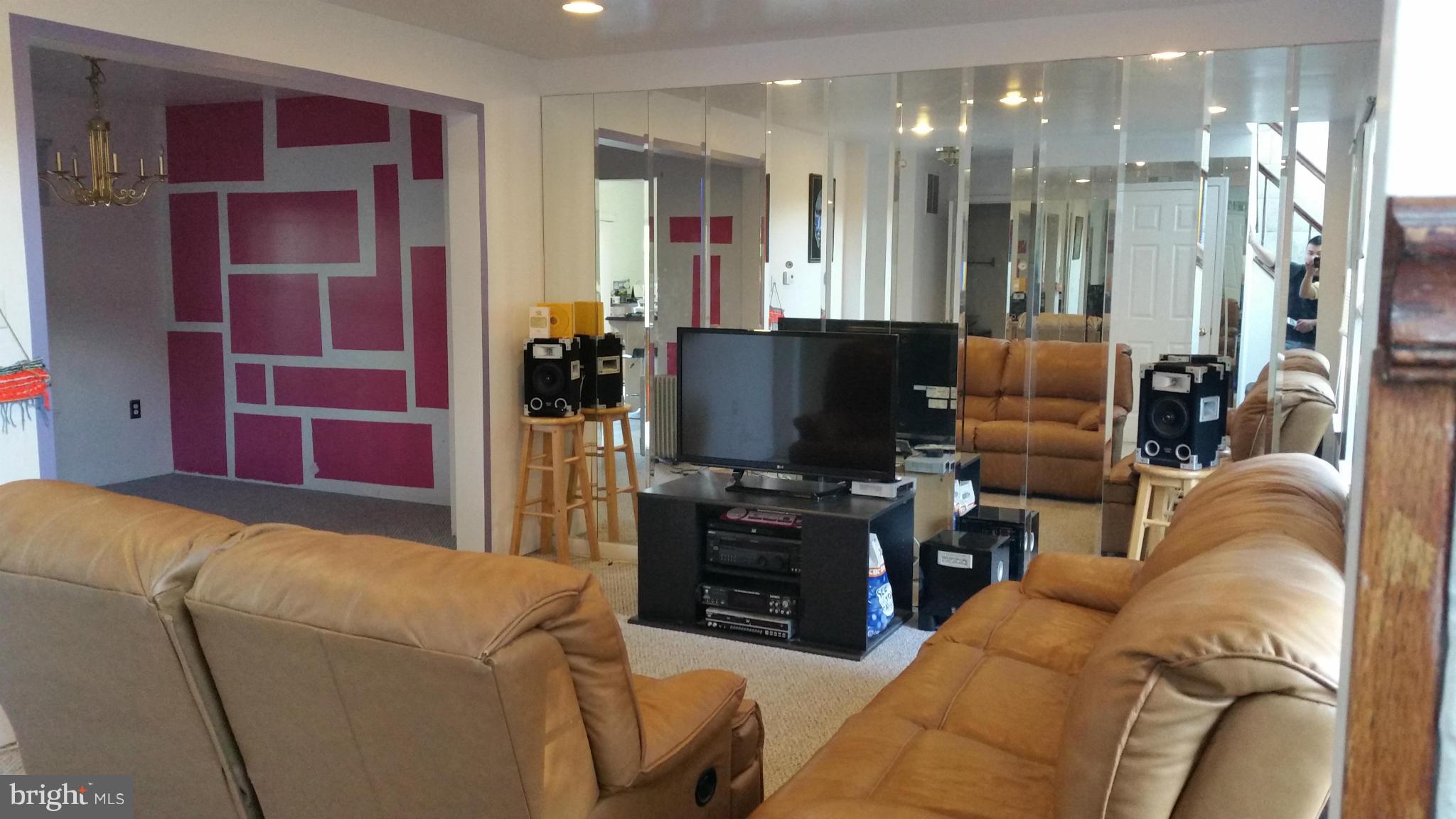 4320 Mispillion Road Baltimore, MD 21236 - Photo 18 of 24 Living Room