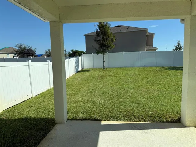 a view of a backyard