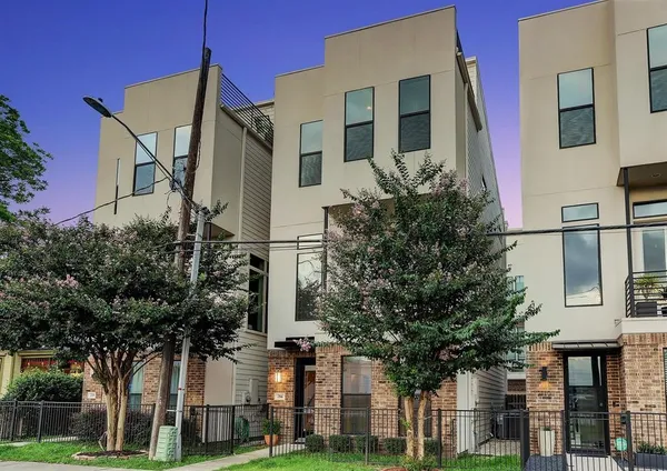 $2,900 | 2114 Sabine Street, Houston, TX 77007