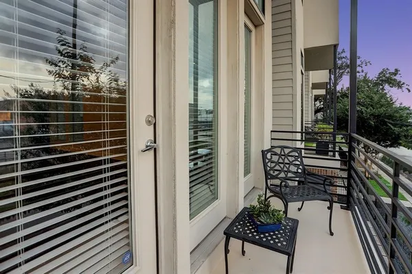 $2,900 | 2114 Sabine Street, Houston, TX 77007