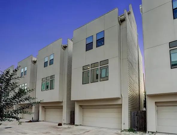 $2,900 | 2114 Sabine Street, Houston, TX 77007