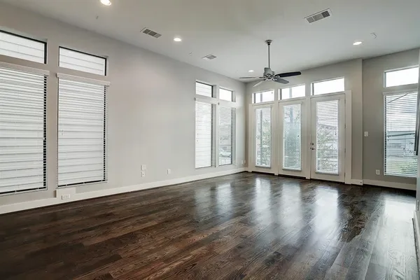 $2,900 | 2114 Sabine Street, Houston, TX 77007