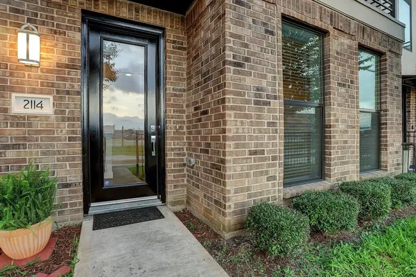 $2,900 | 2114 Sabine Street, Houston, TX 77007