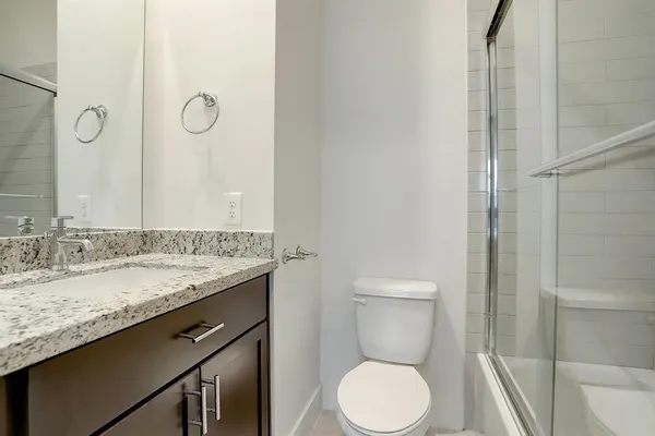 $2,900 | 2114 Sabine Street, Houston, TX 77007