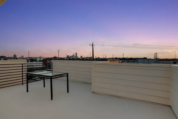 $2,900 | 2114 Sabine Street, Houston, TX 77007