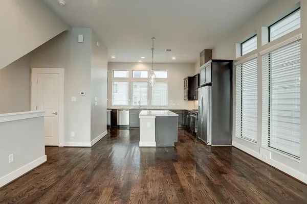 $2,900 | 2114 Sabine Street, Houston, TX 77007