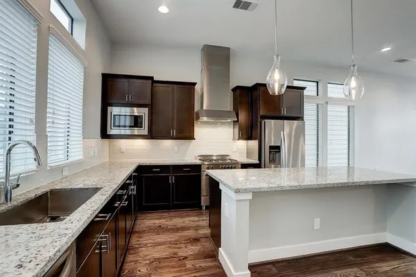 $2,900 | 2114 Sabine Street, Houston, TX 77007