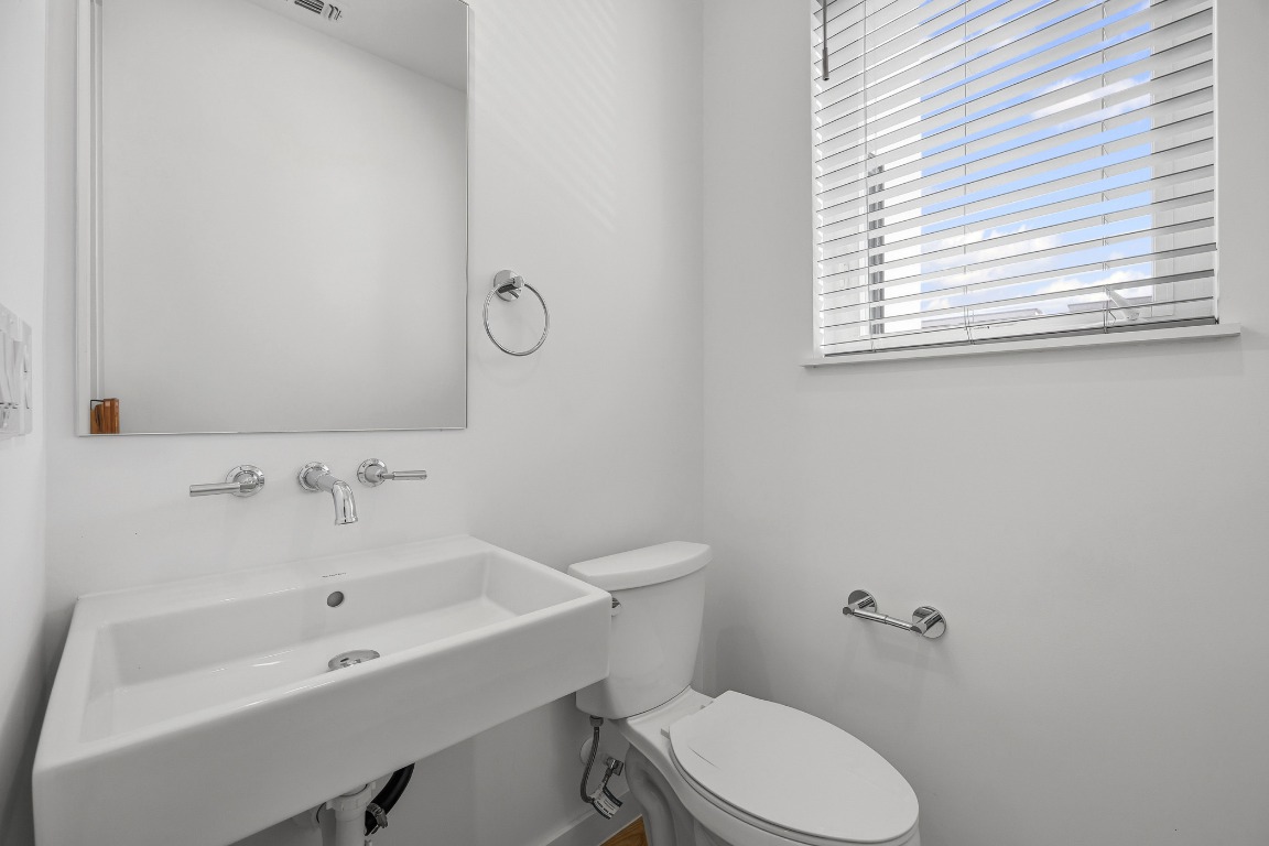 6020 Springdale Road, Unit 12 Austin, TX 78723 - Photo 8 of 28 a bathroom with a sink a toilet and a bathtub