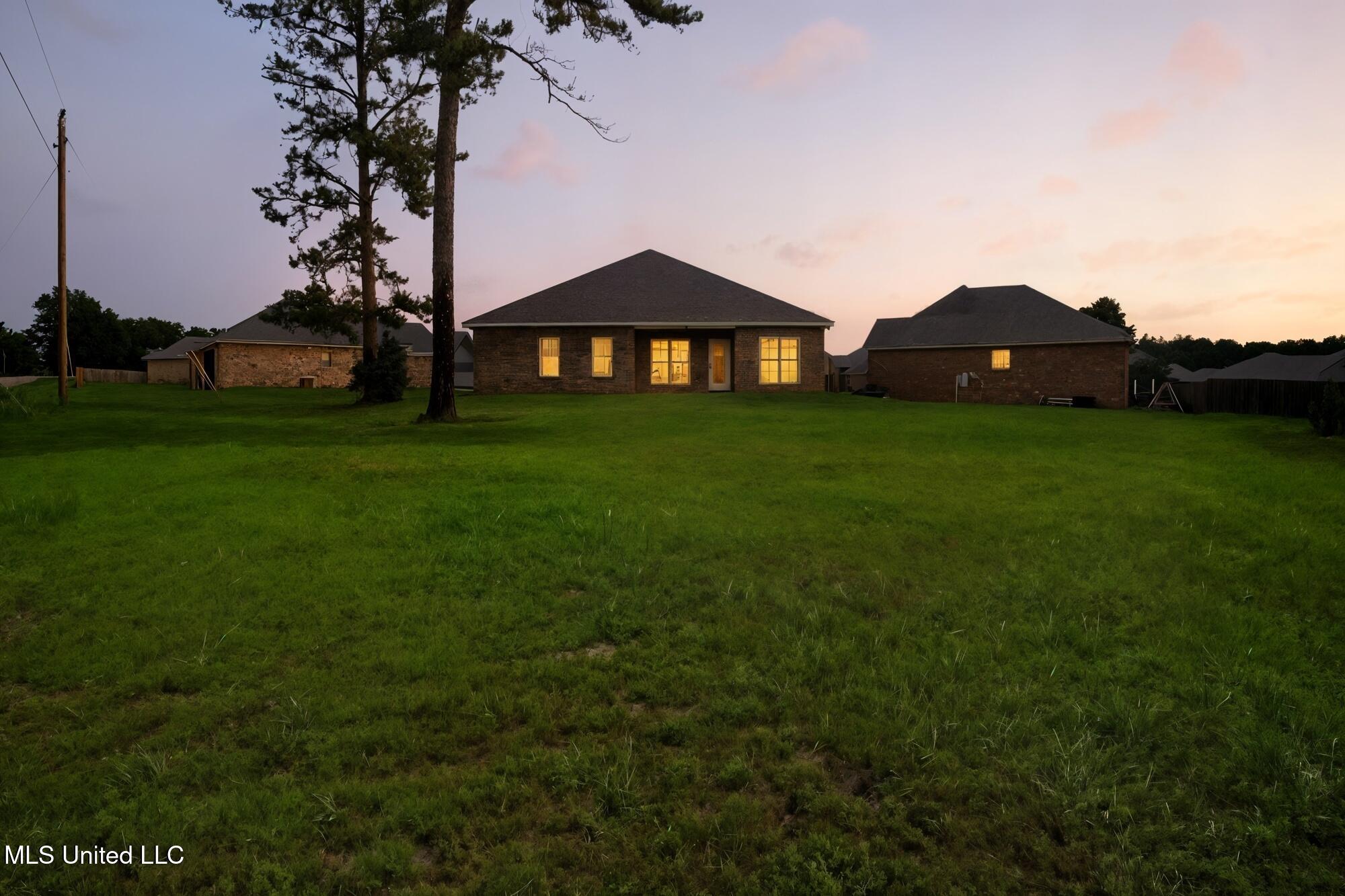 21 Charbonneau Sumrall, MS 39482 - Photo 29 of 38 dsc07949_twilight_3f7cdd6c-8d75-48ac-a84