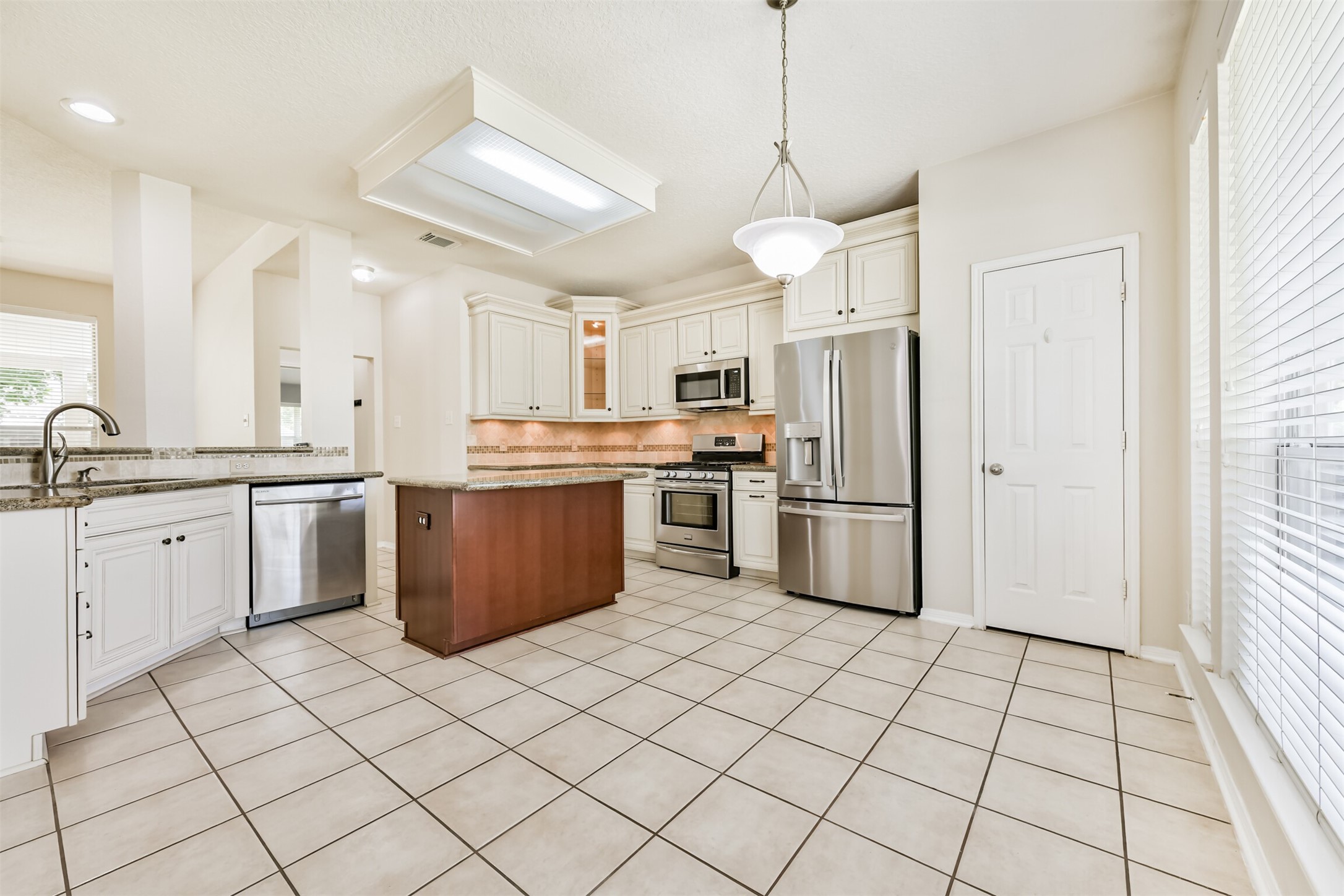 2401 Woody Road Pearland, TX 77581 - Photo 11 of 31