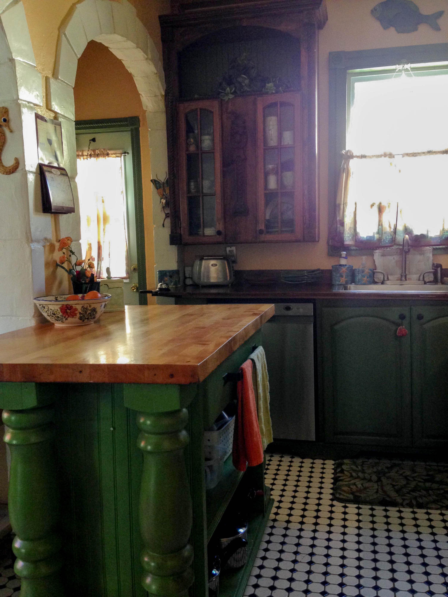 415 Plymouth Road West Palm Beach, FL 33405 - Photo 19 of 47 Kitchen w/movable Butcher Block Island