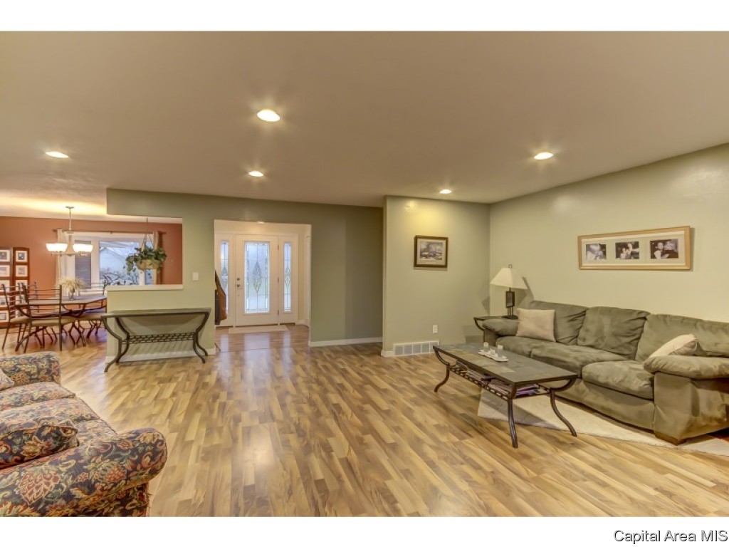 52 Axline Road Chatham, IL 62629 - Photo 3 of 36 Gallery Image 3
