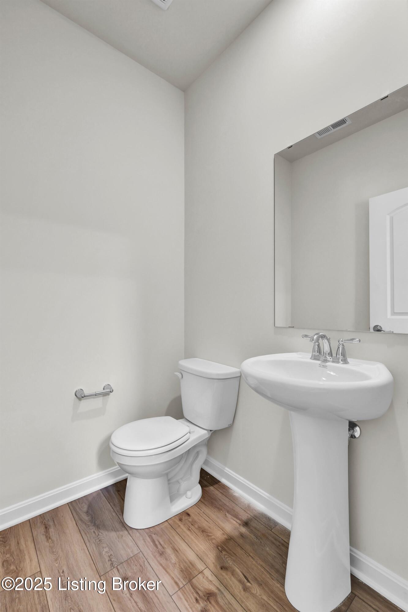 8308 Fairmount Road Louisville, KY 40228 - Photo 21 of 44 Powder Room