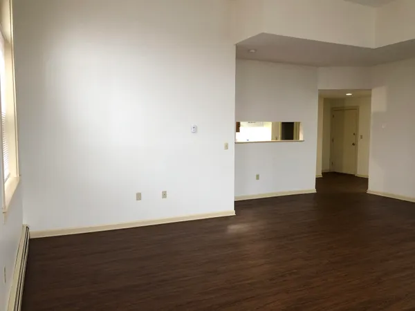 $1,725 | 521 Pine Street, Unit 205, Manchester, NH 03104