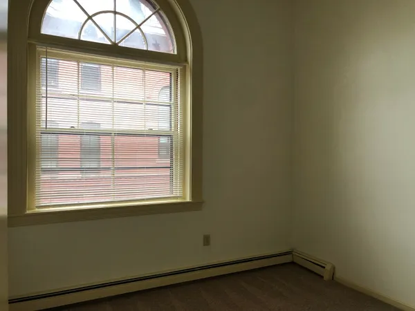 $1,725 | 521 Pine Street, Unit 205, Manchester, NH 03104