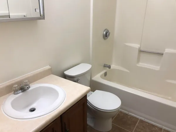 $1,725 | 521 Pine Street, Unit 205, Manchester, NH 03104