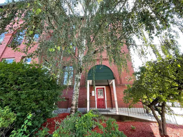 $1,725 | 521 Pine Street, Unit 205, Manchester, NH 03104