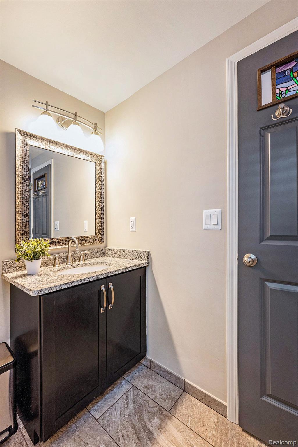 3540 Salem Road Troy, MI 48084 - Photo 29 of 38 Main bath