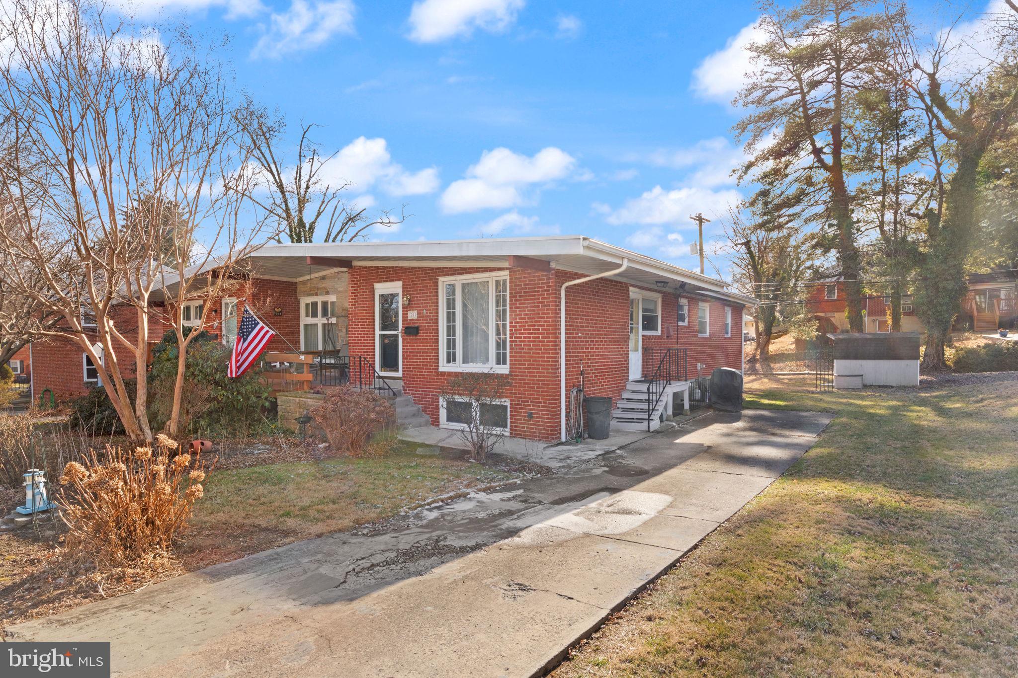 a view of a house with a yard