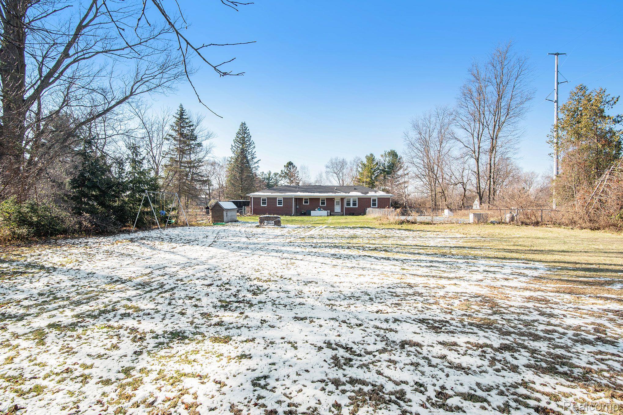 4275 Howe Road Grand Blanc, MI 48439 - Photo 5 of 24 Back_view 1